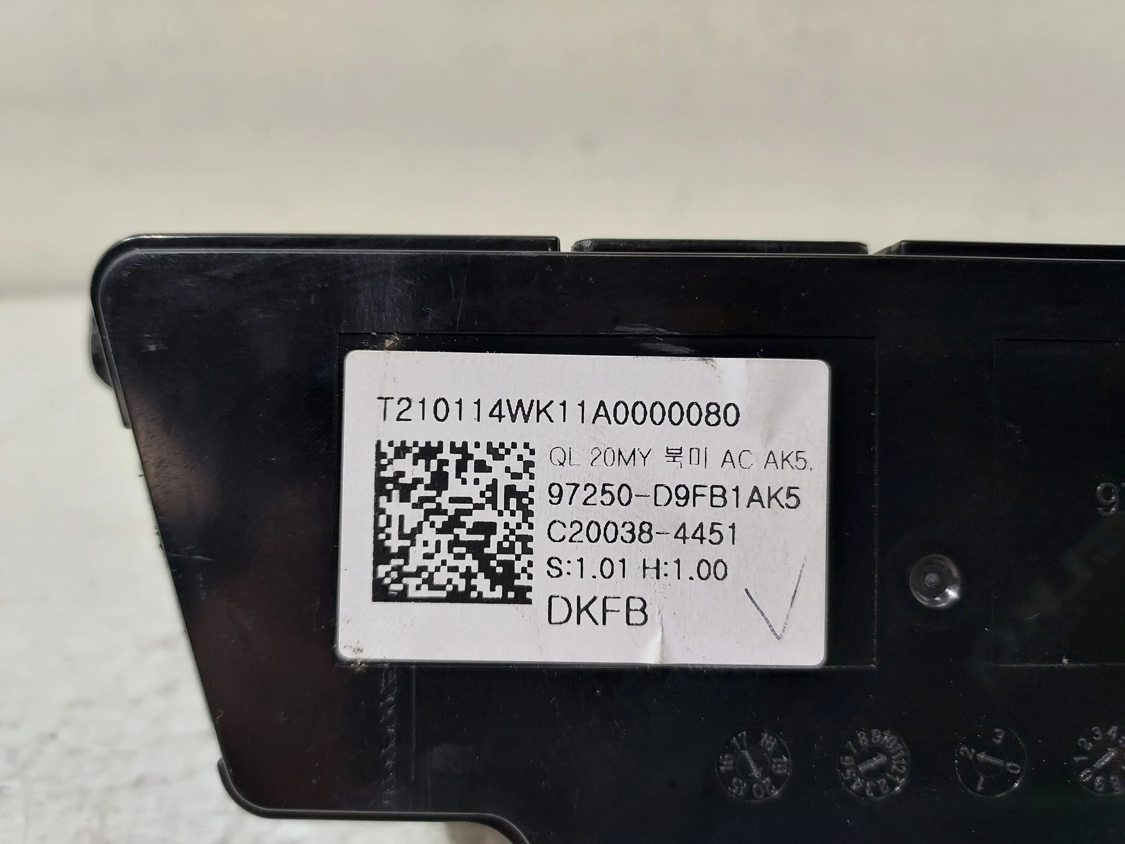 Pre-Owned Kia Sportage A/C Heat Temperature Control Unit S83079