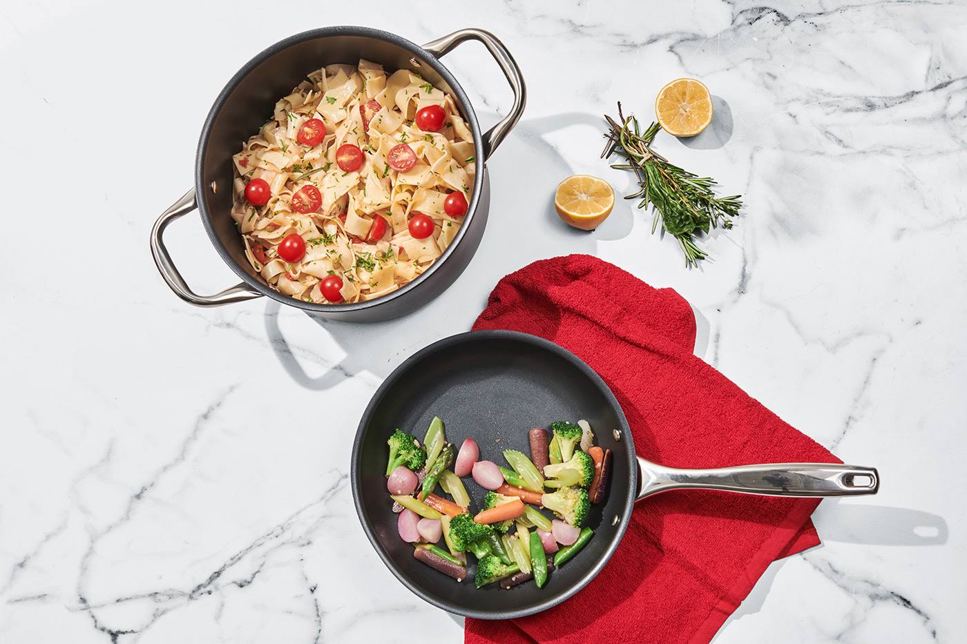 Nonstick 6 qt. Hard-Anodized Covered Stock Pot Z8073