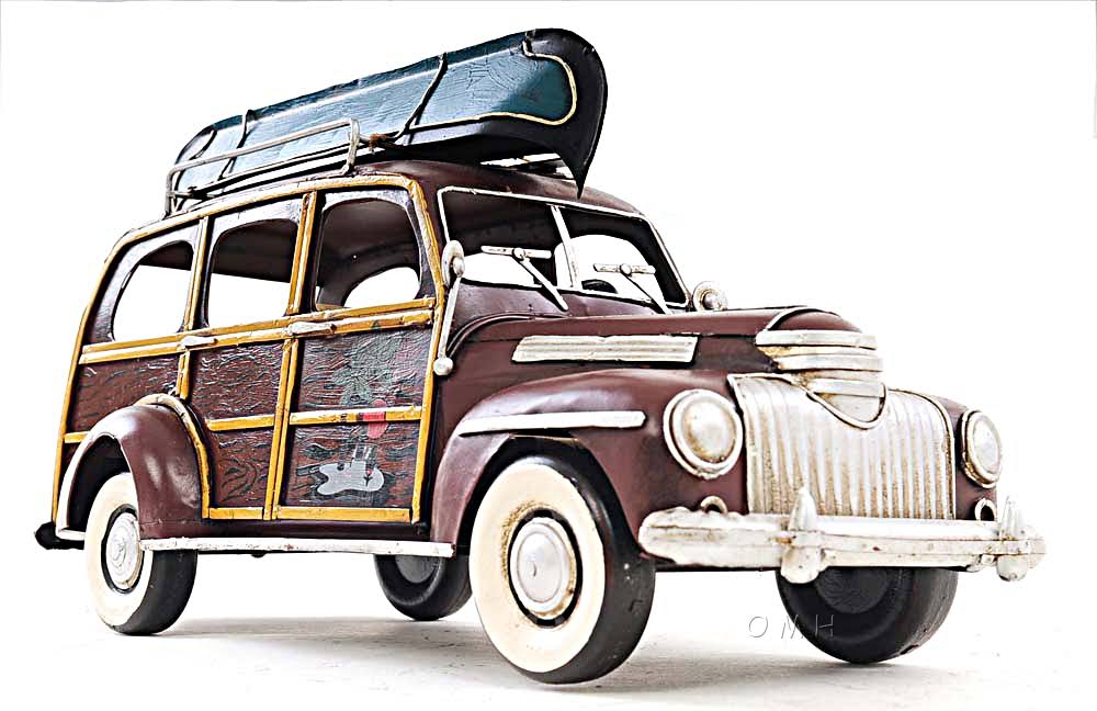 1947 Chevrolet Suburban with Canoe 1:14 I135532